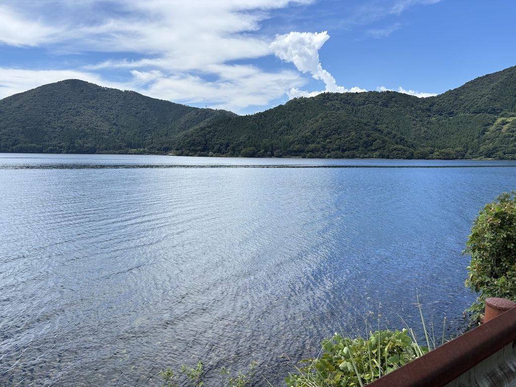 奥琵琶湖の湖畔から見える山々と入道雲